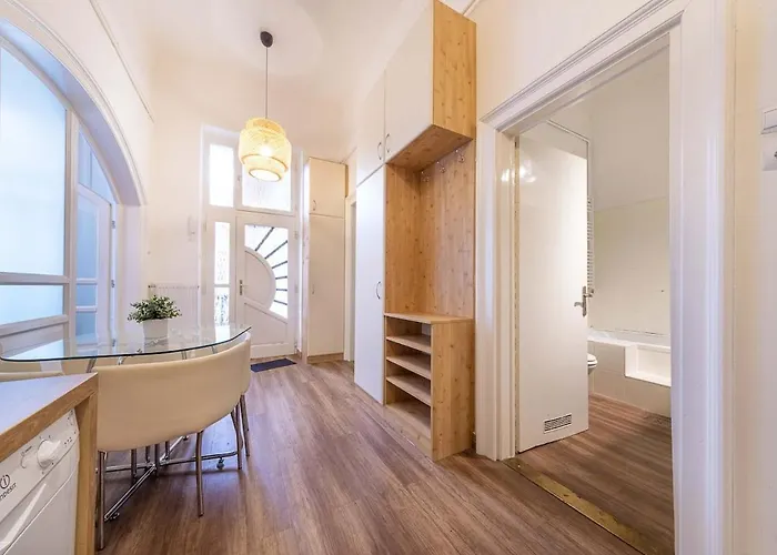 Apartament Sassoon - 2-bedroom Elegant Airy At Deak Ter Budapesta