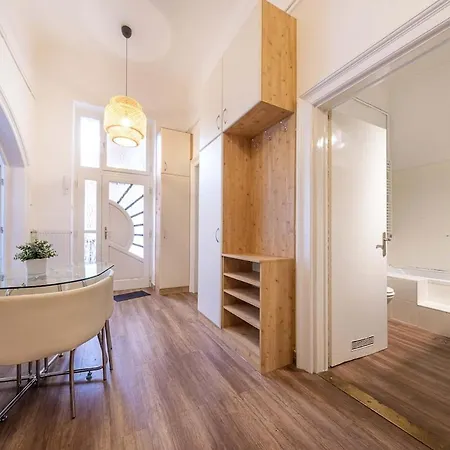 Apartamento Sassoon - 2-bedroom Elegant Airy At Deak Ter Budapeste